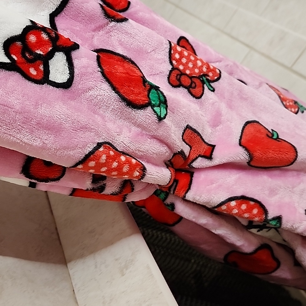 ๐ HELLO KITTY PLUSH CLOUD THROW ๐ - Picture 8 of 8